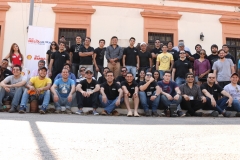 Socios y familiares posando para la foto grupal